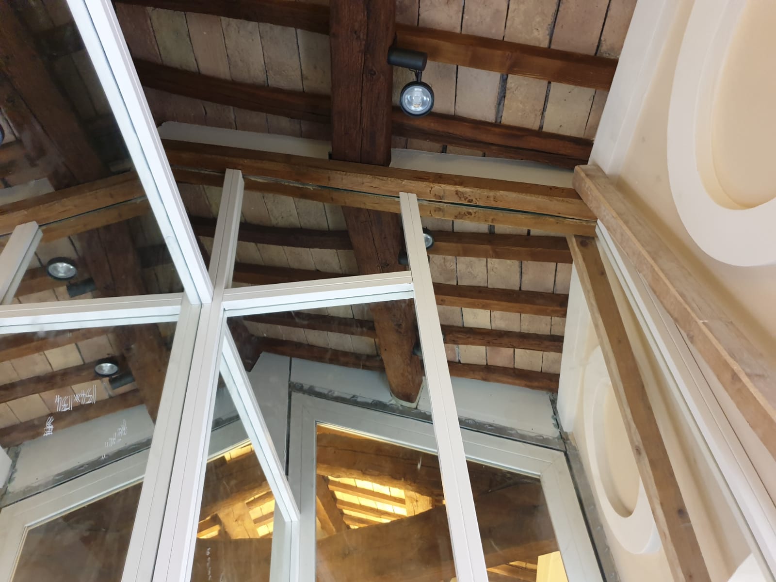 Copertura con travi in legno a vista e lucernario vetrato