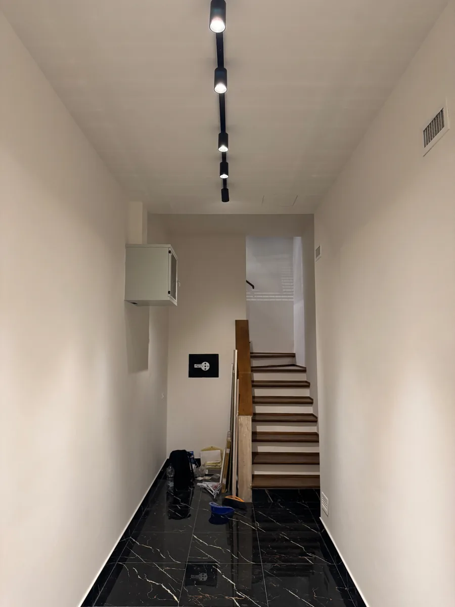 Ingresso interno e scala dell'agenzia durante le finiture