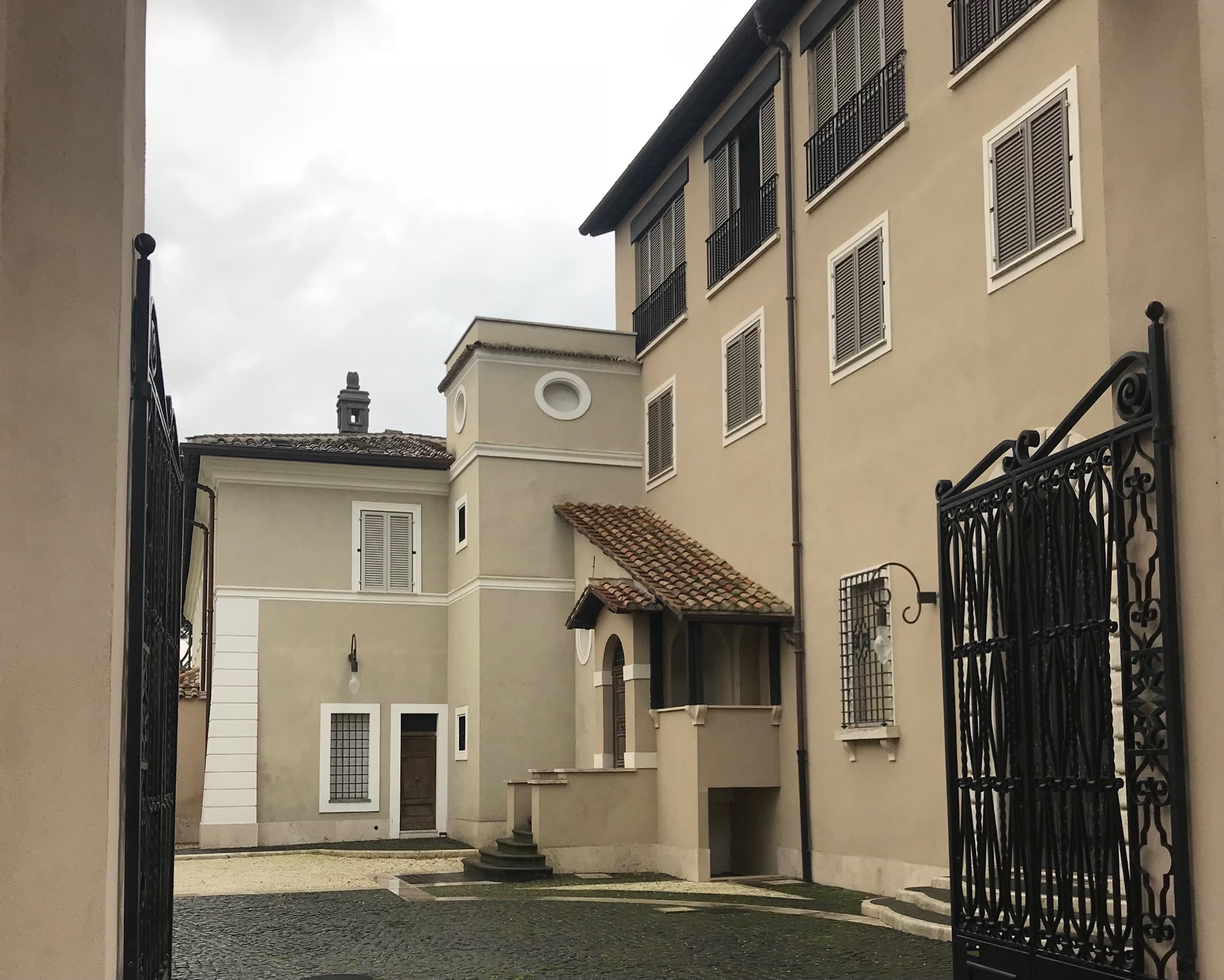 Corte interna di un complesso residenziale storico a Roma