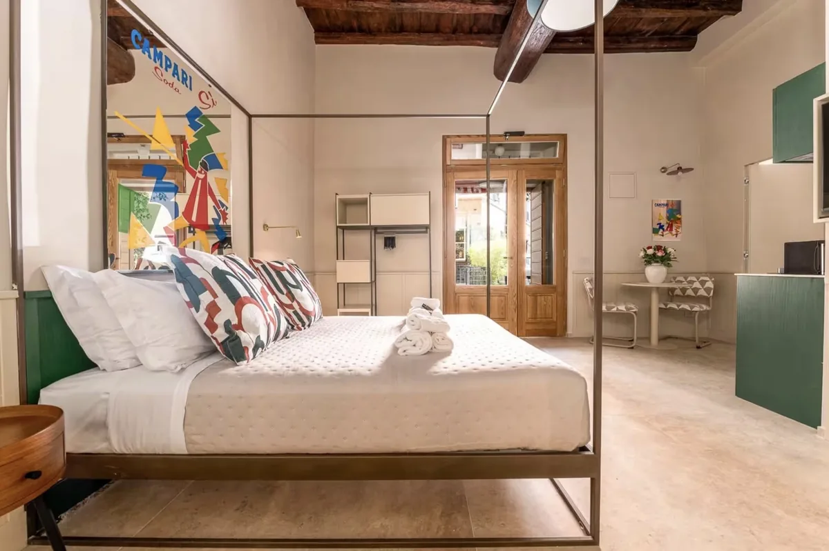 Camera con letto a baldacchino e cucina verde