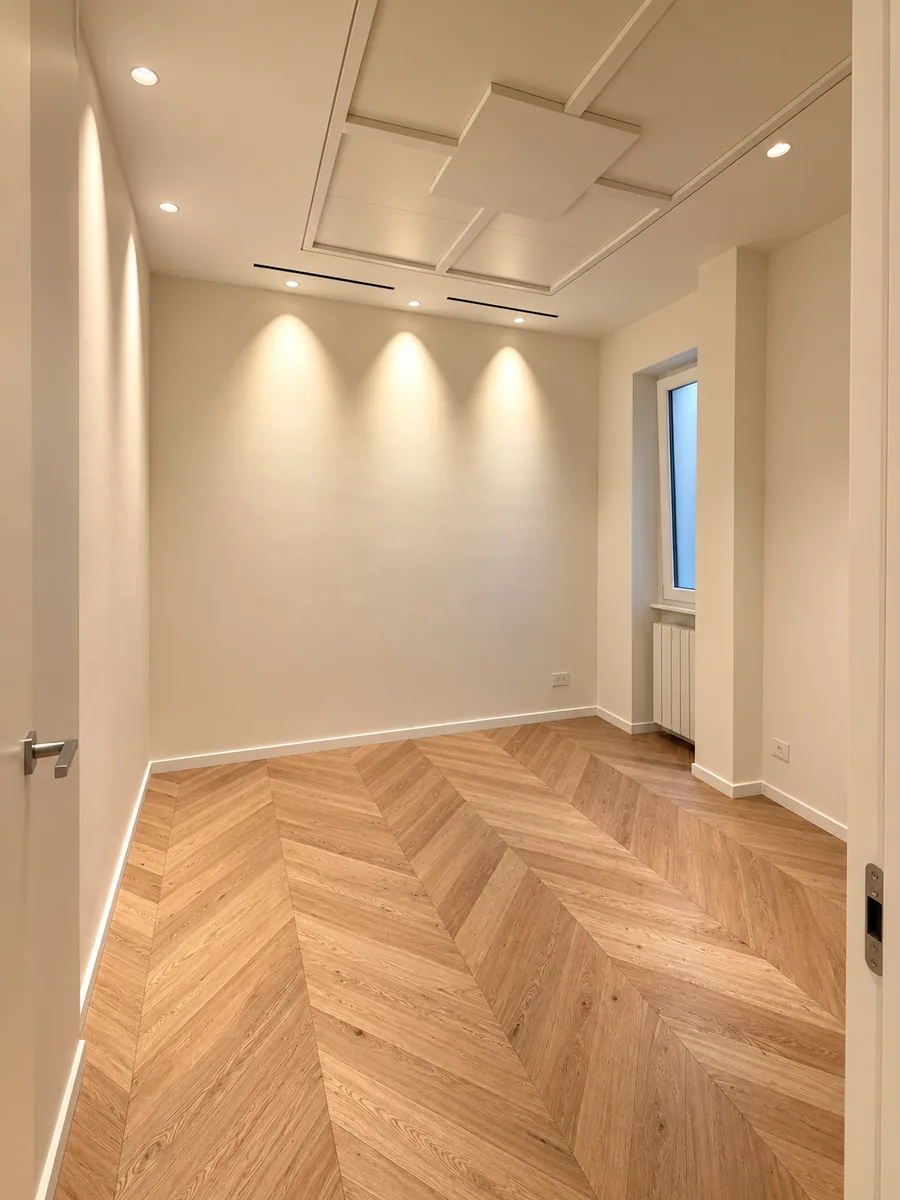 Ambiente essenziale con geometria del controsoffitto, punti luce e posa del parquet