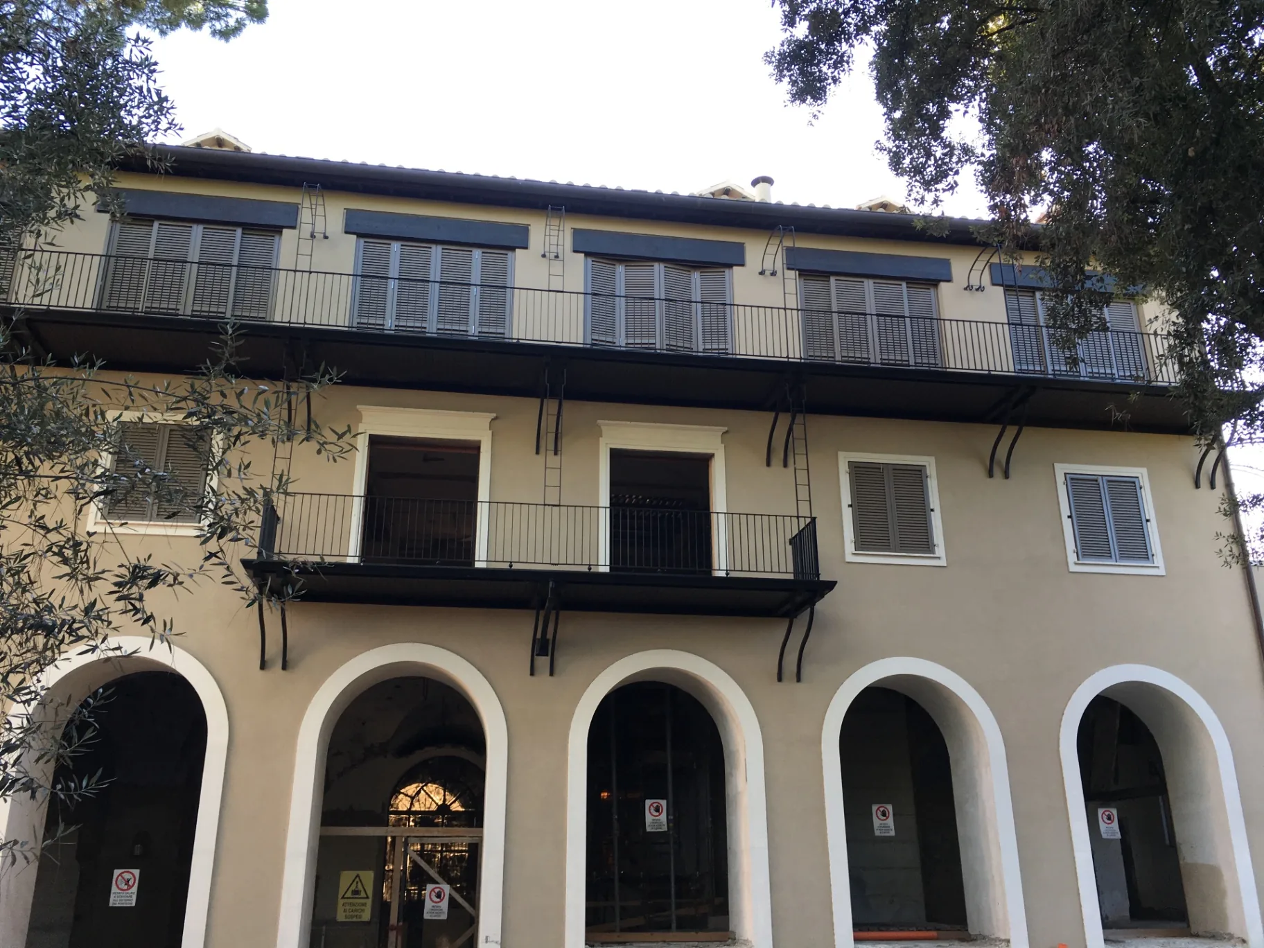 Facciata del complesso residenziale con logge e balconi in ferro