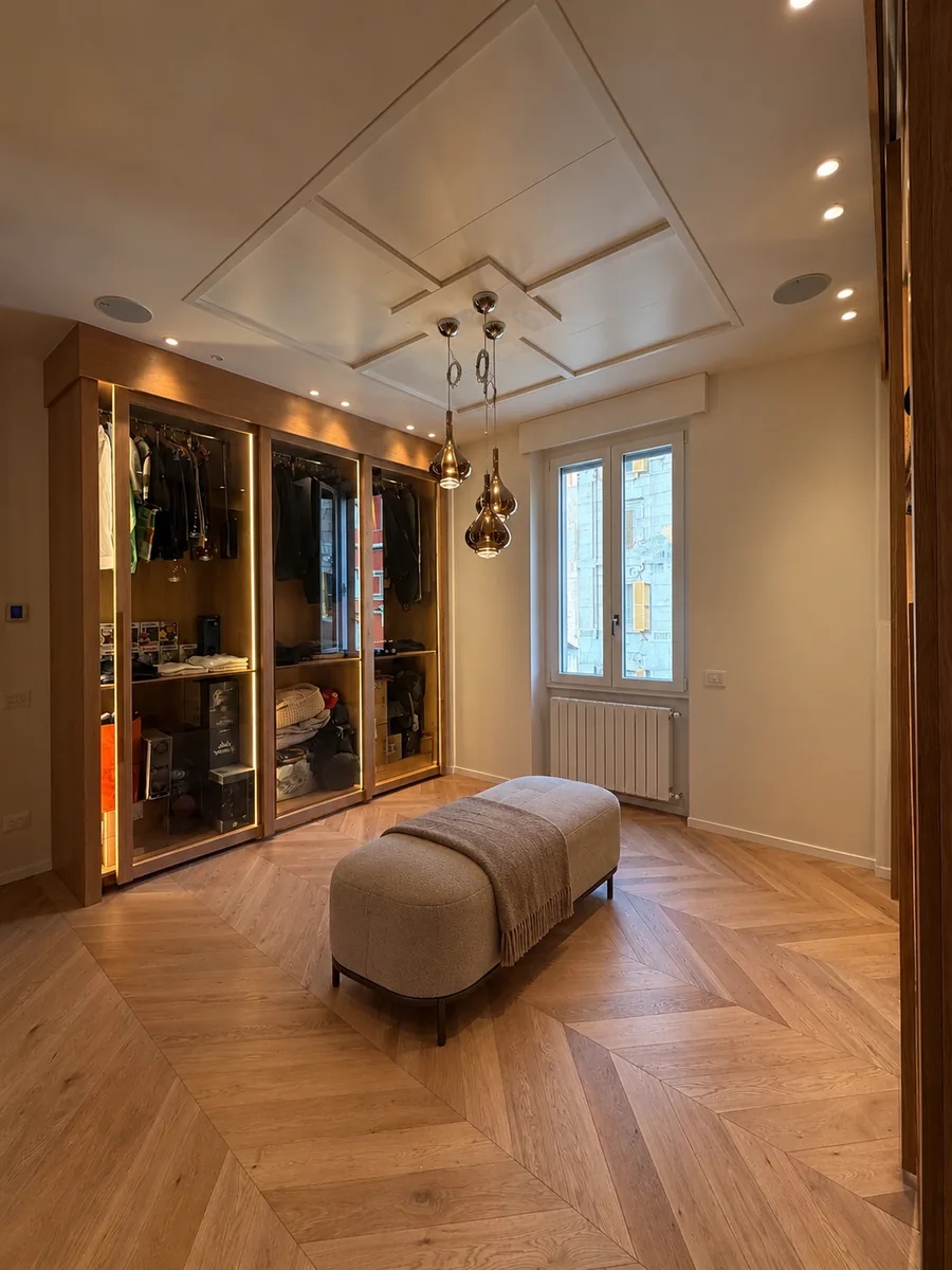 Cabina armadio su misura con illuminazione integrata, controsoffitto e parquet