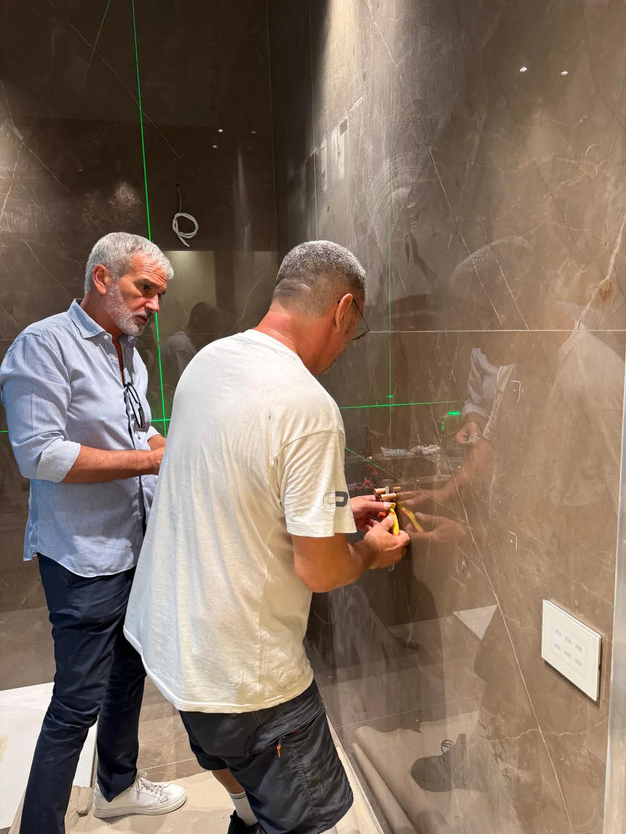 Installazione della rubinetteria con verifica del posizionamento
