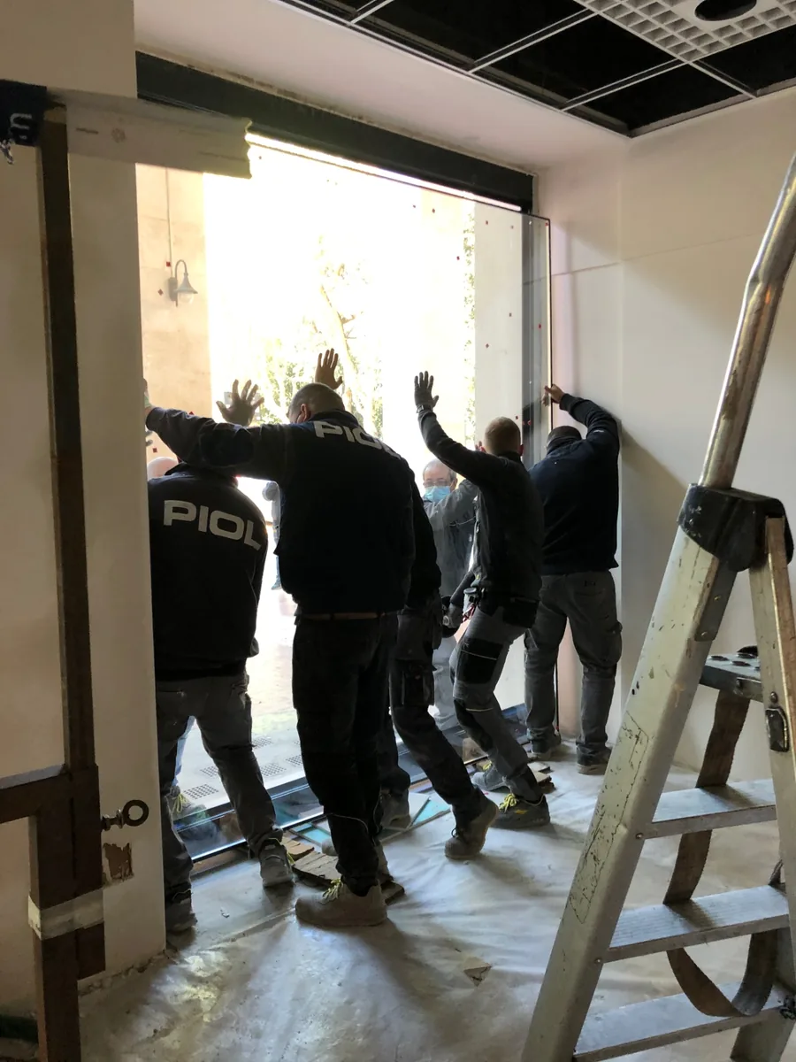 Squadra OPERA durante l'installazione della grande vetrata
