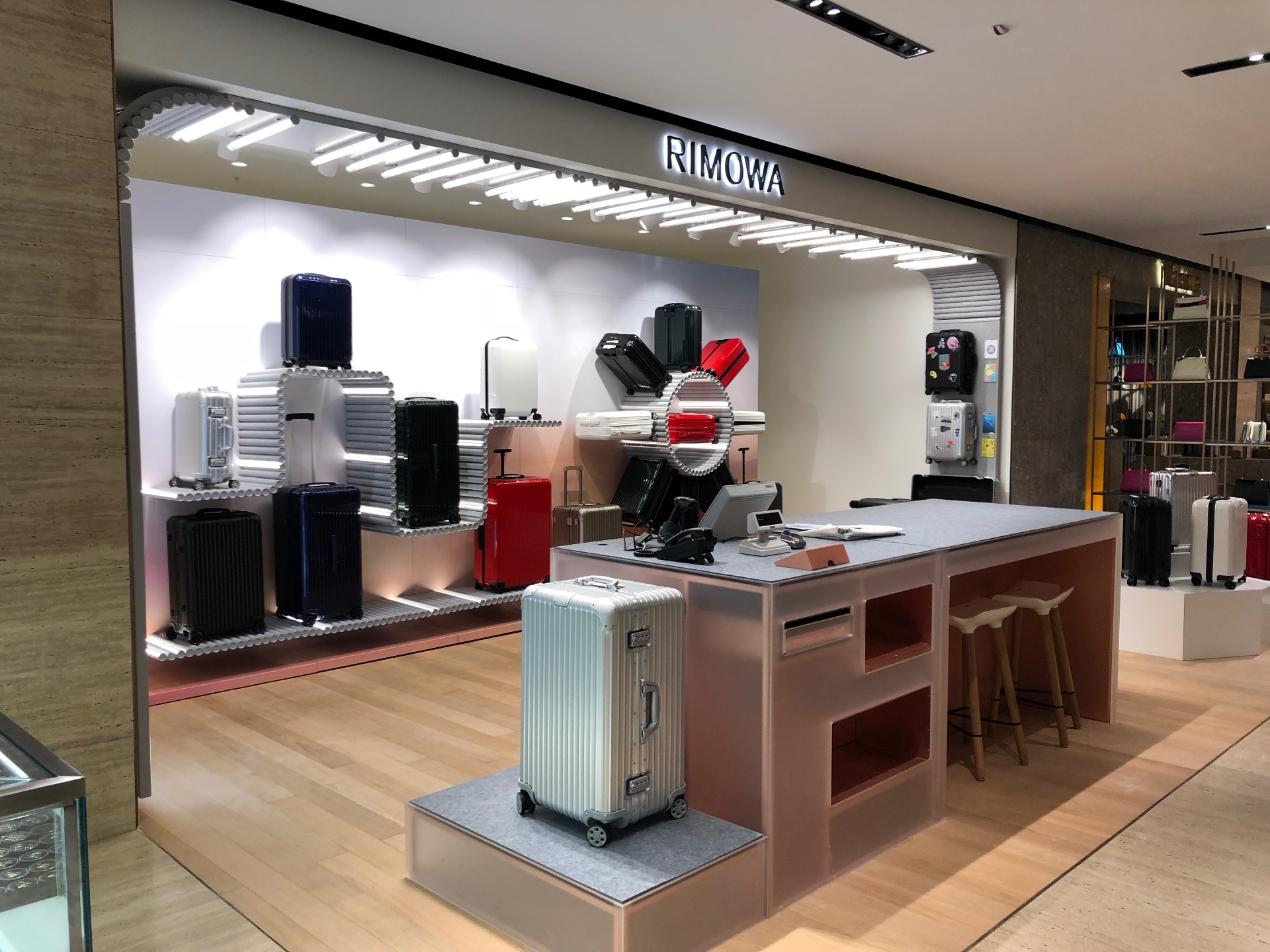 Spazio retail completato con arredi e illuminazione dedicata