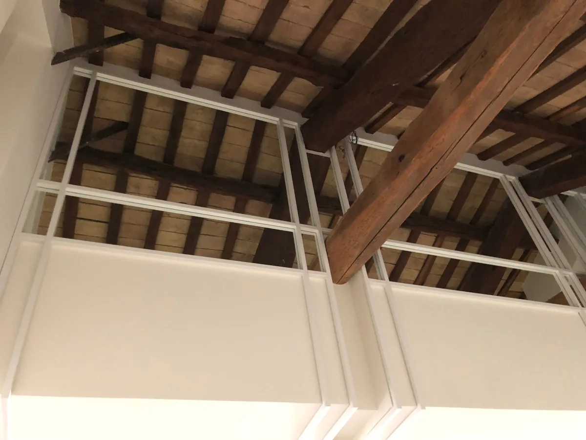 Copertura con travi in legno a vista e lucernario vetrato