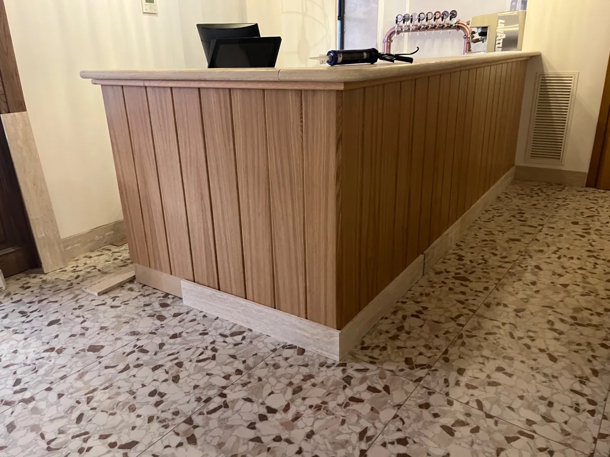 Bancone su misura in legno e piano in pietra