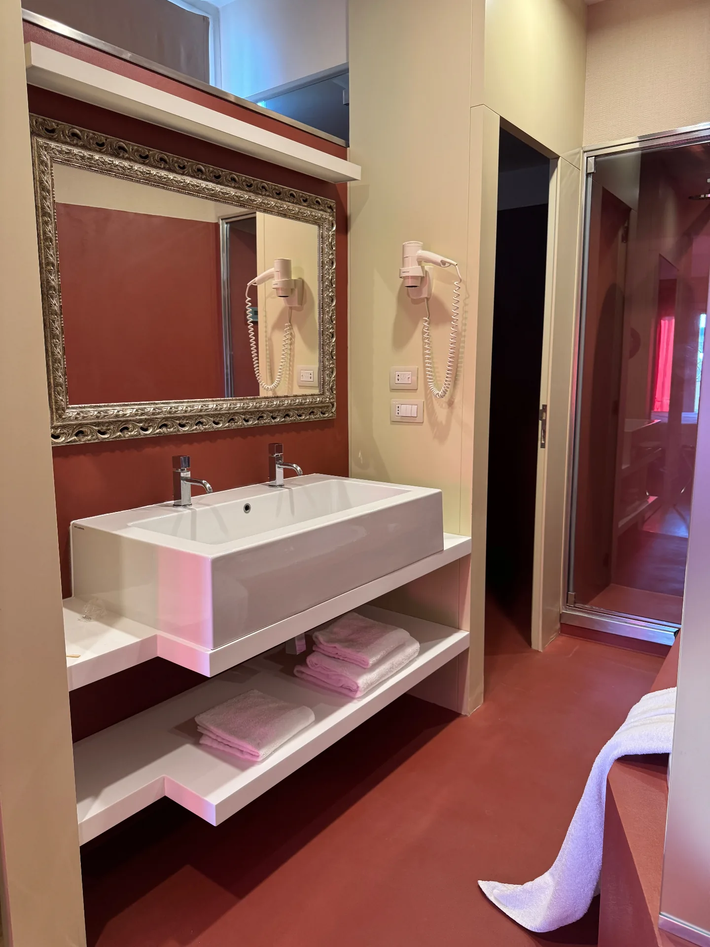 Bagno completato con doppio lavabo e specchio con cornice