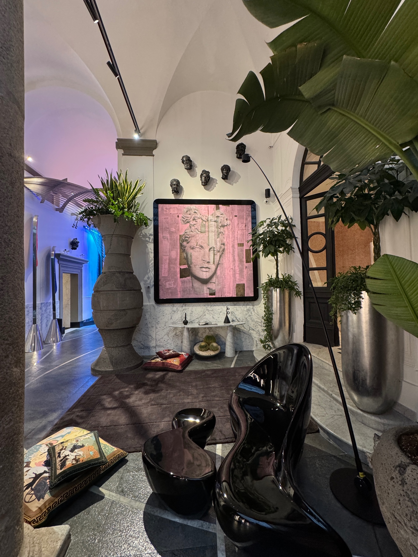 Ingresso voltato con opera d'arte e arredi contemporanei