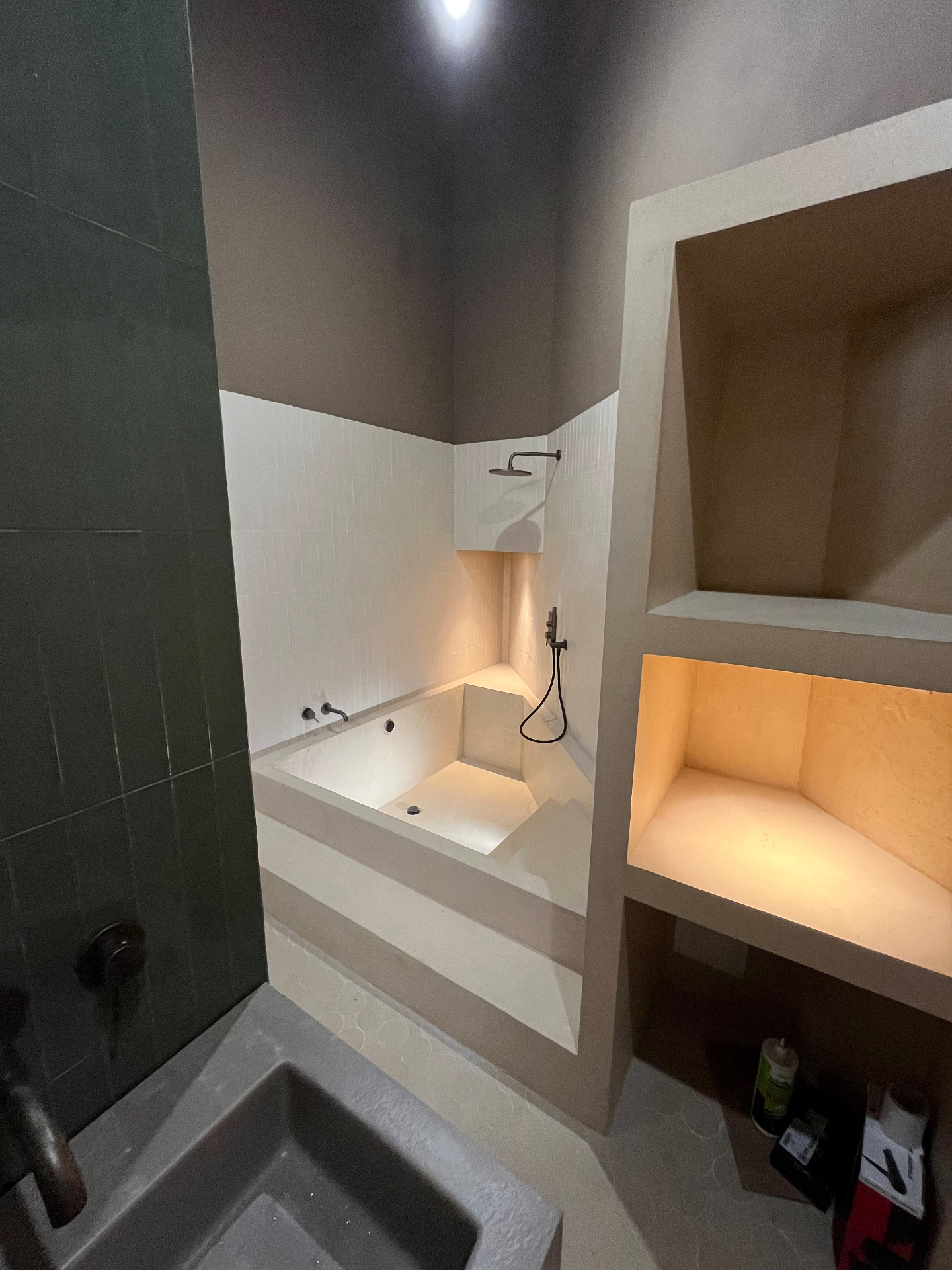 Ambiente bagno con vasca e nicchie illuminate