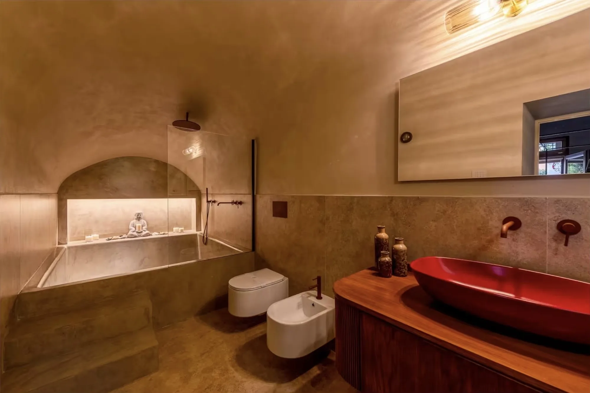 Bagno con vasca integrata e lavabo rosso
