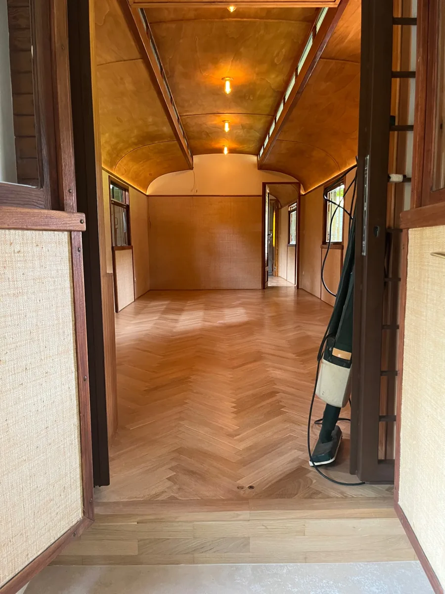 Storico vagone ferroviario recuperato, con parquet a spina e volta in legno