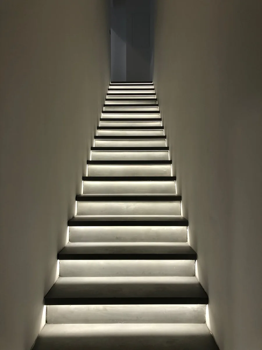 Scala illuminata completata con gradini in metallo e luce LED integrata