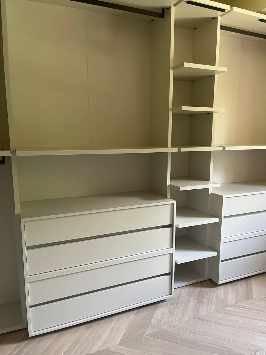 Cabina armadio su misura in fase di finitura
