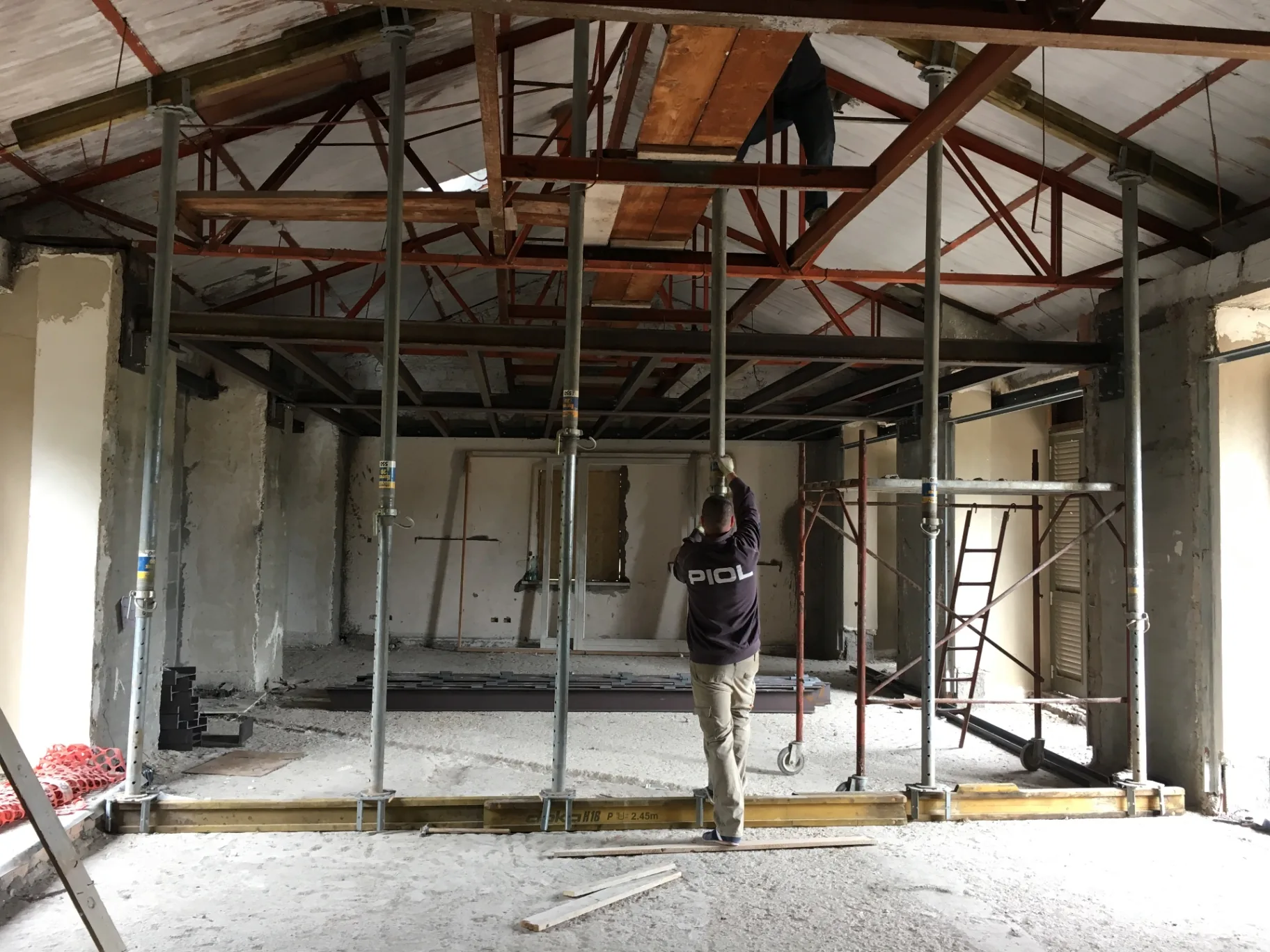 Opere strutturali con puntellazioni e carpenterie metalliche in copertura