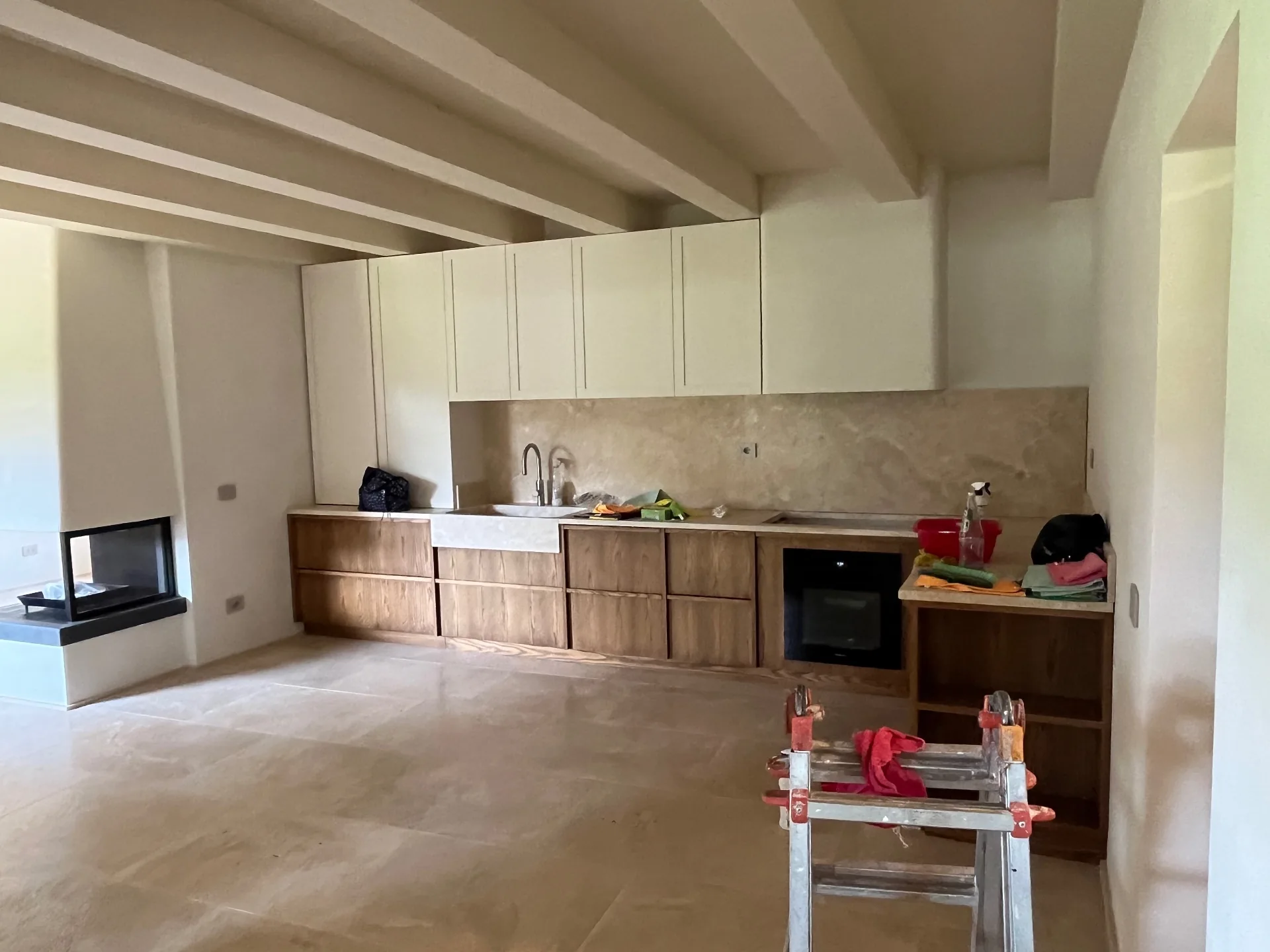 Cucina con travi a vista, camino e finiture in pietra