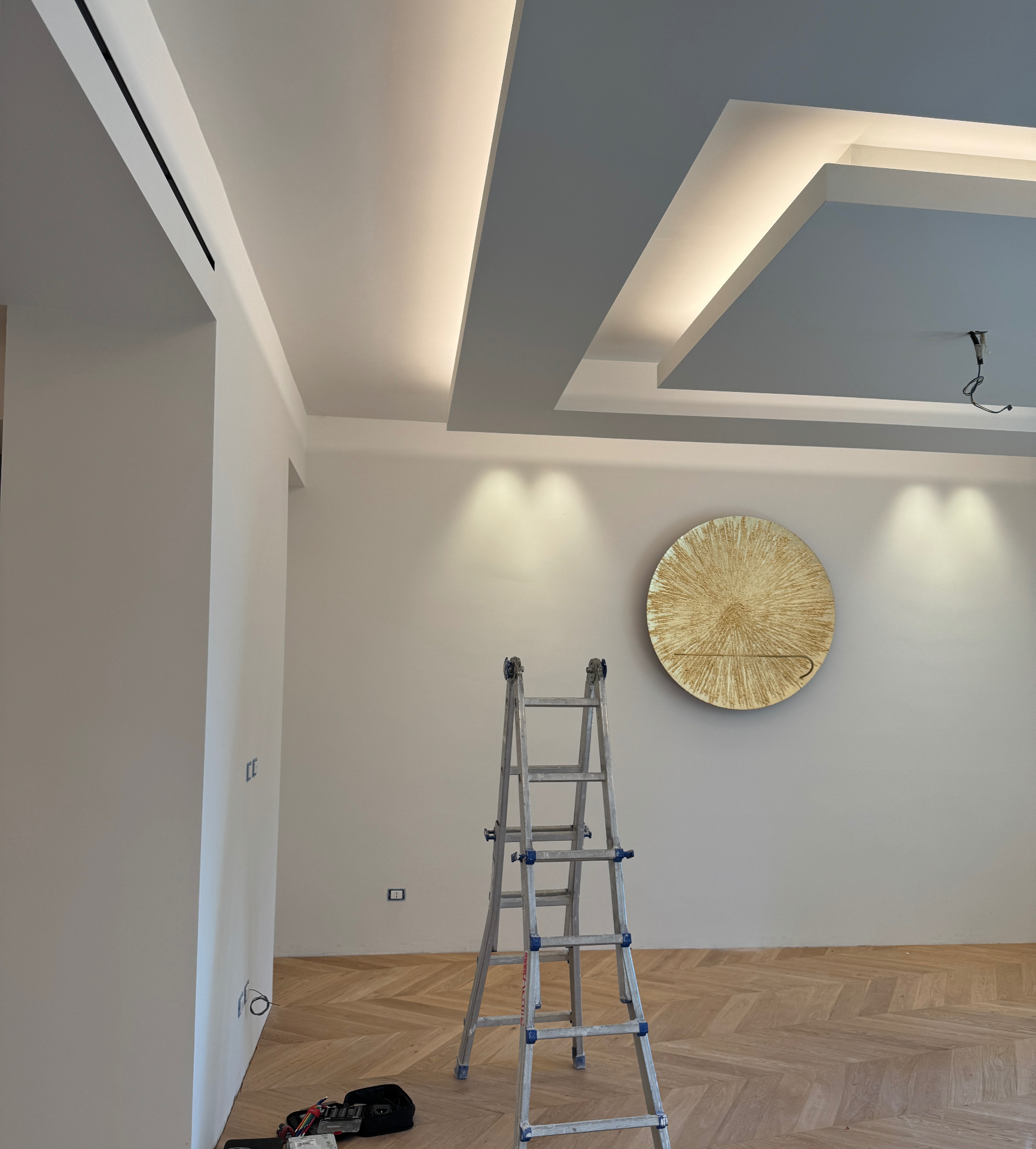 Interno ristrutturato con controsoffitto in cartongesso, luce integrata e parquet a spina