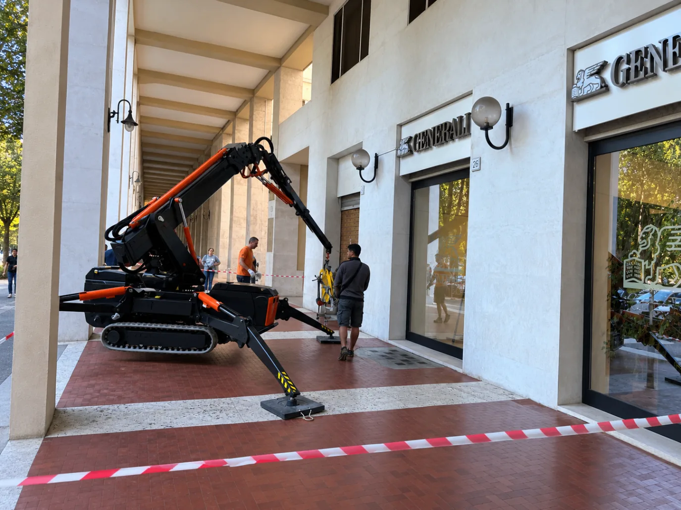 Facciata Generali in Piazza dei Navigatori con ragno mobile durante i lavori