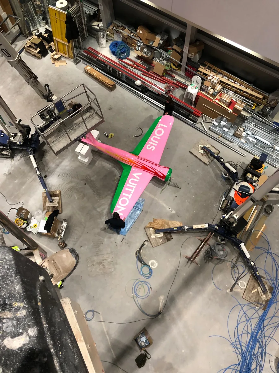 Vista dall'alto del cantiere con l'aereo Louis Vuitton in preparazione