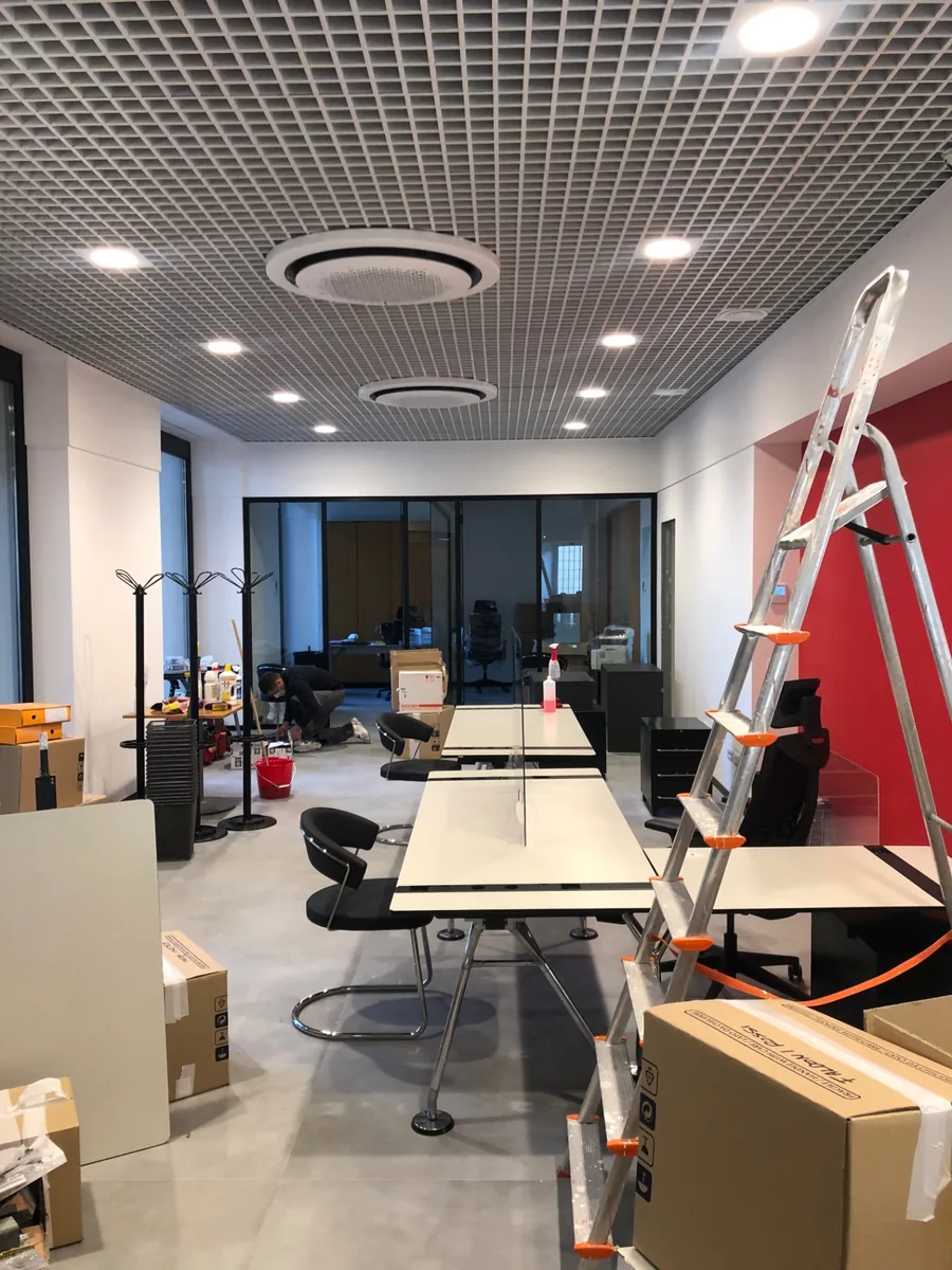 Ambiente ufficio durante le ultime lavorazioni e l'allestimento
