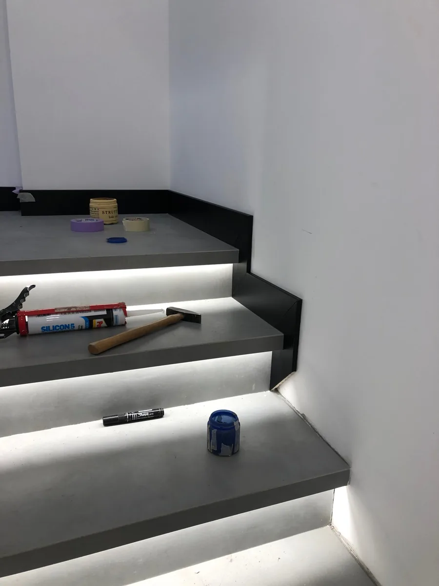 Dettaglio della scala durante le lavorazioni con utensili a vista