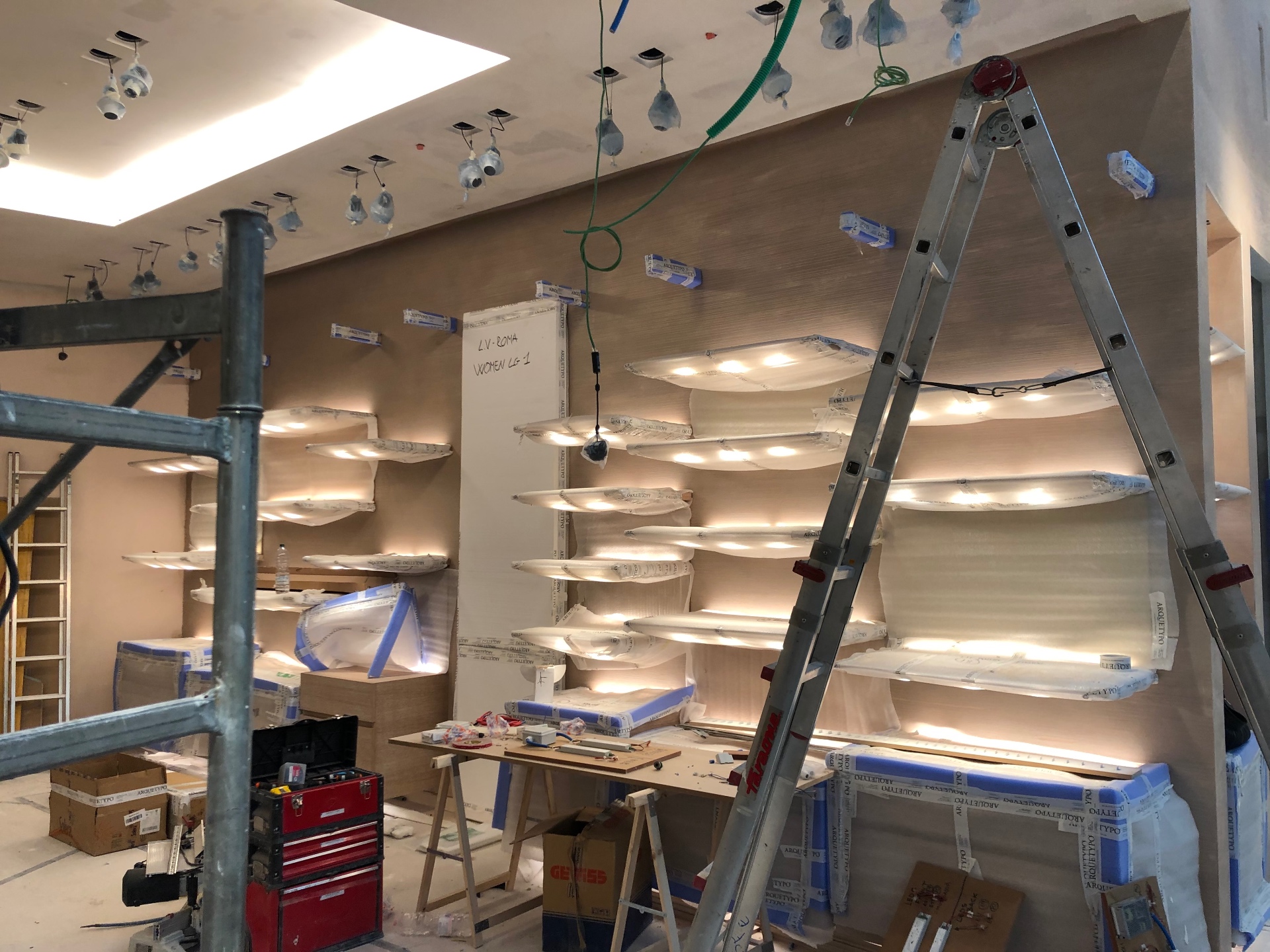 Allestimenti e finiture illuminate delle scaffalature