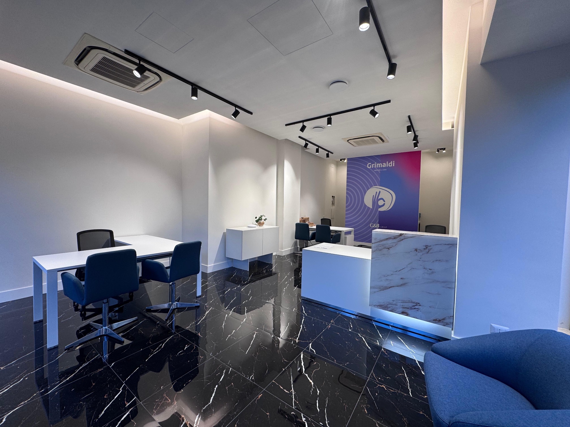 Agenzia immobiliare completata con pavimento in marmo e reception