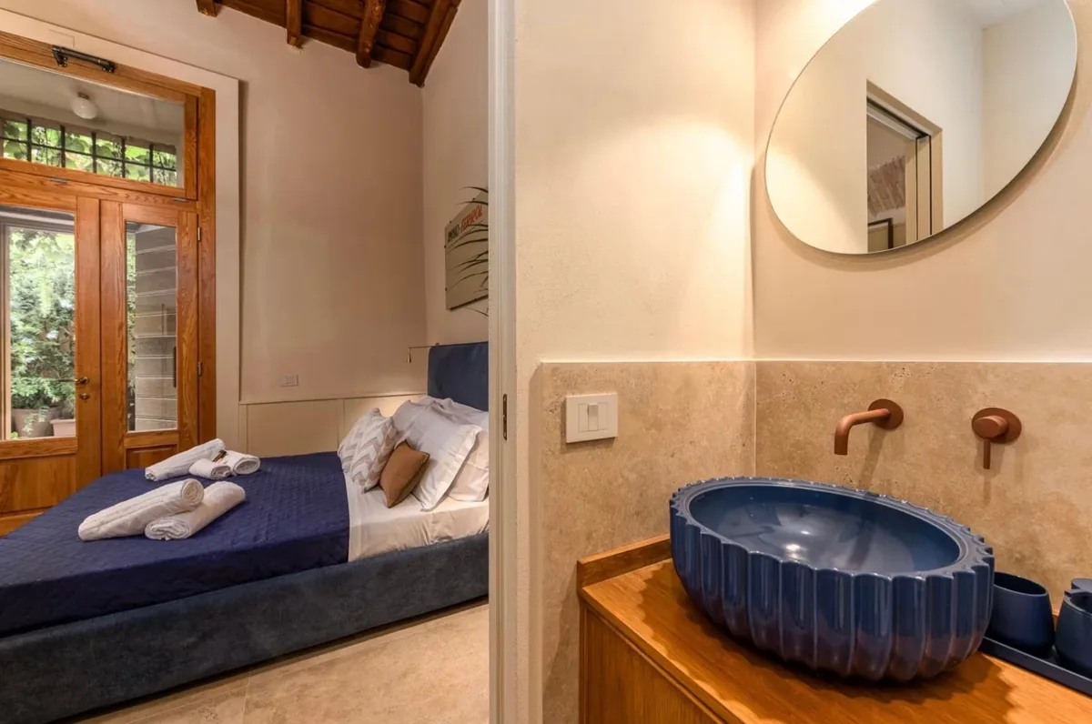 Camera e bagno con lavabo blu
