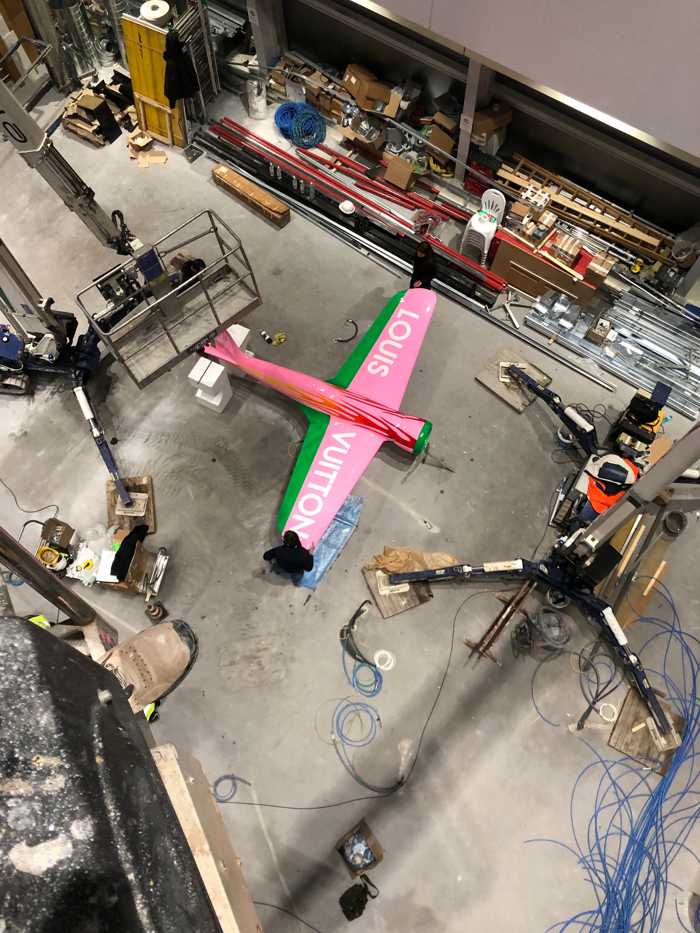 Vista dall'alto del cantiere con l'aereo Louis Vuitton in preparazione