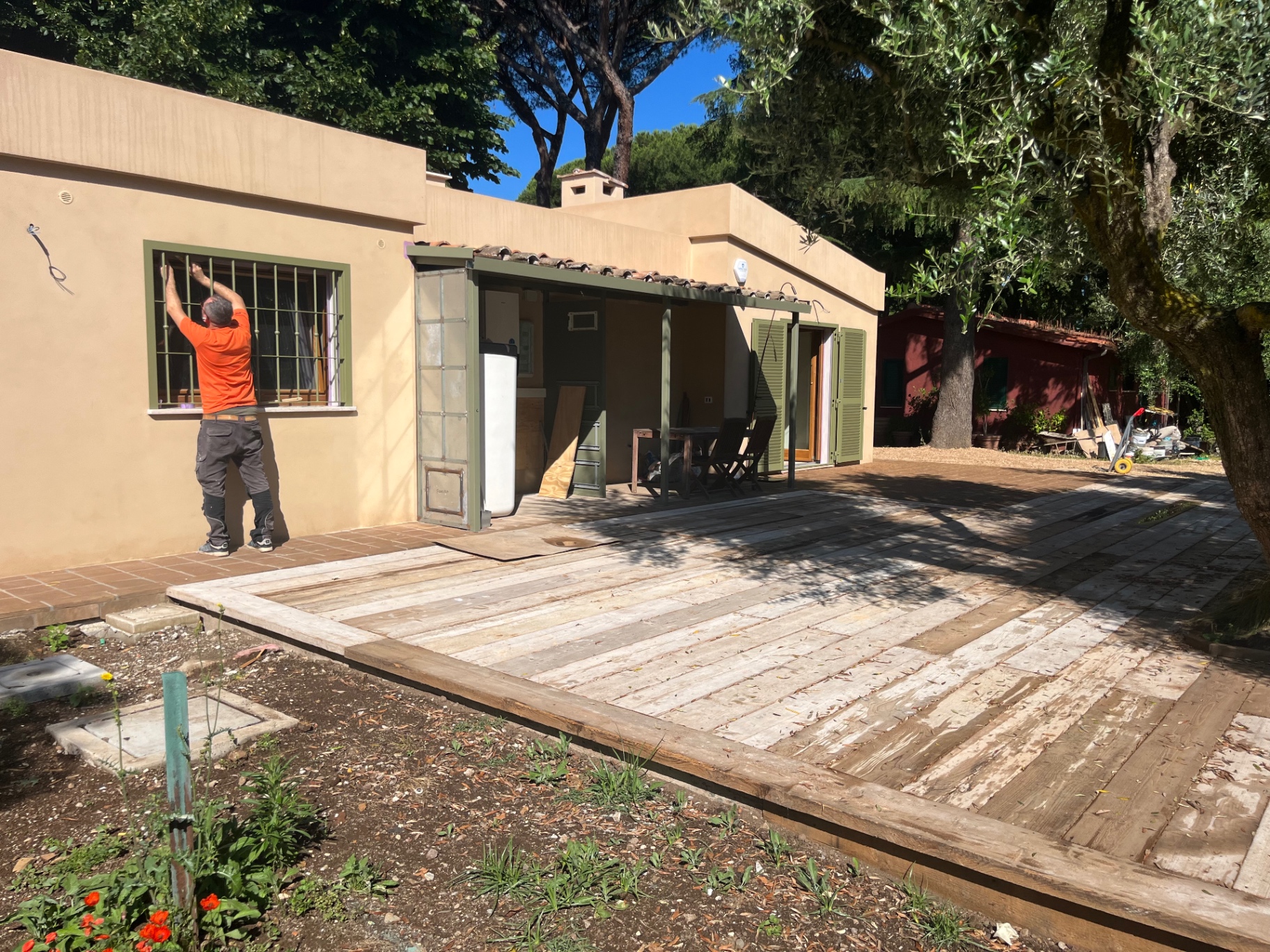 Lavorazioni esterne su una villa immersa nel verde