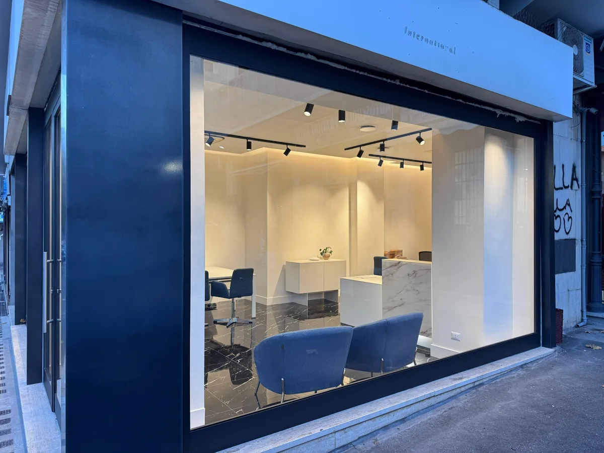 Vetrina laterale della nuova agenzia Grimaldi Immobiliare