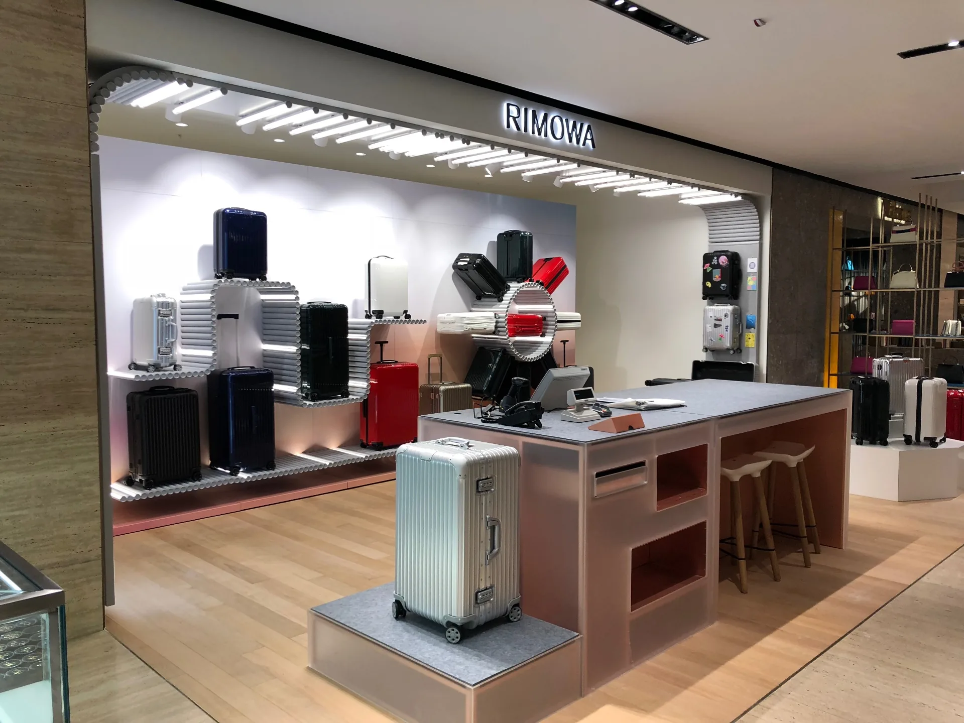Spazio retail completato con arredi e illuminazione dedicata