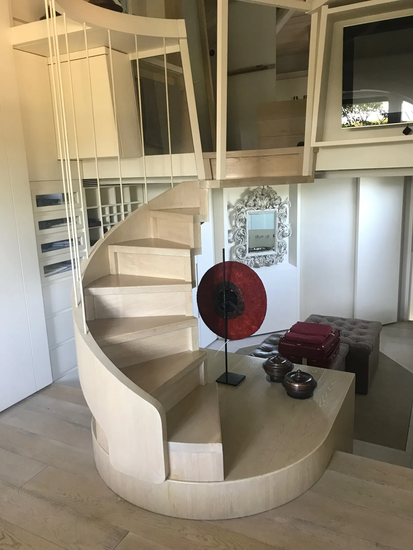 Scala elicoidale in legno e ambiente residenziale ultimato
