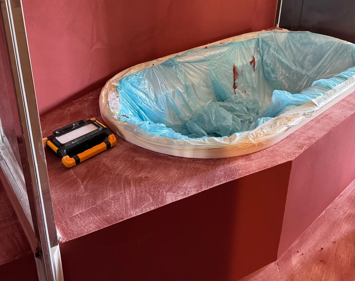 Bagno in resina bordeaux durante le lavorazioni