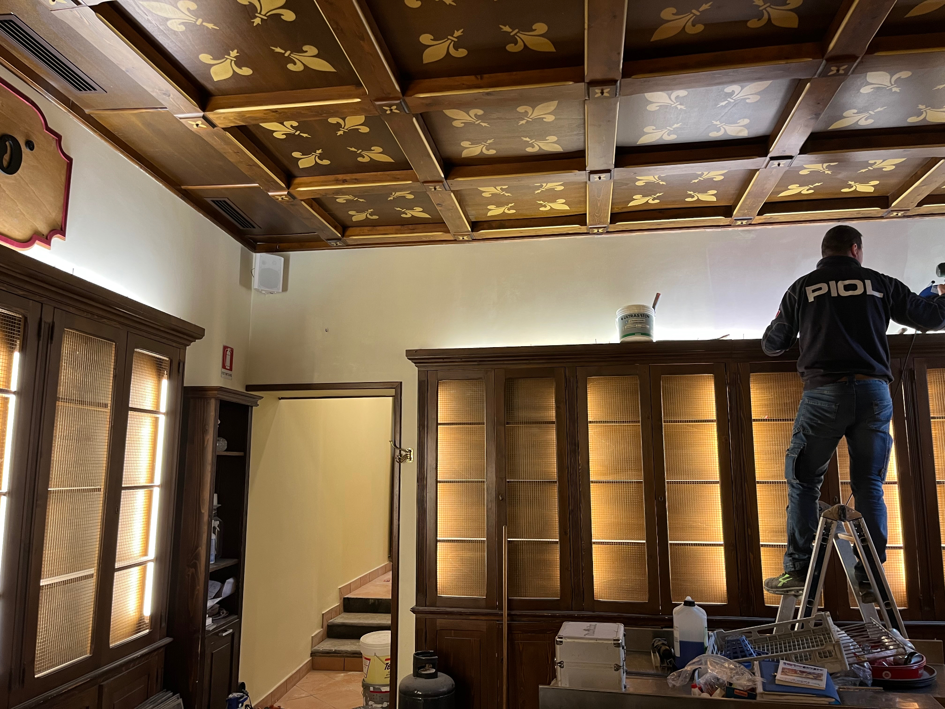 Sala con soffitto a cassettoni decorato durante le lavorazioni
