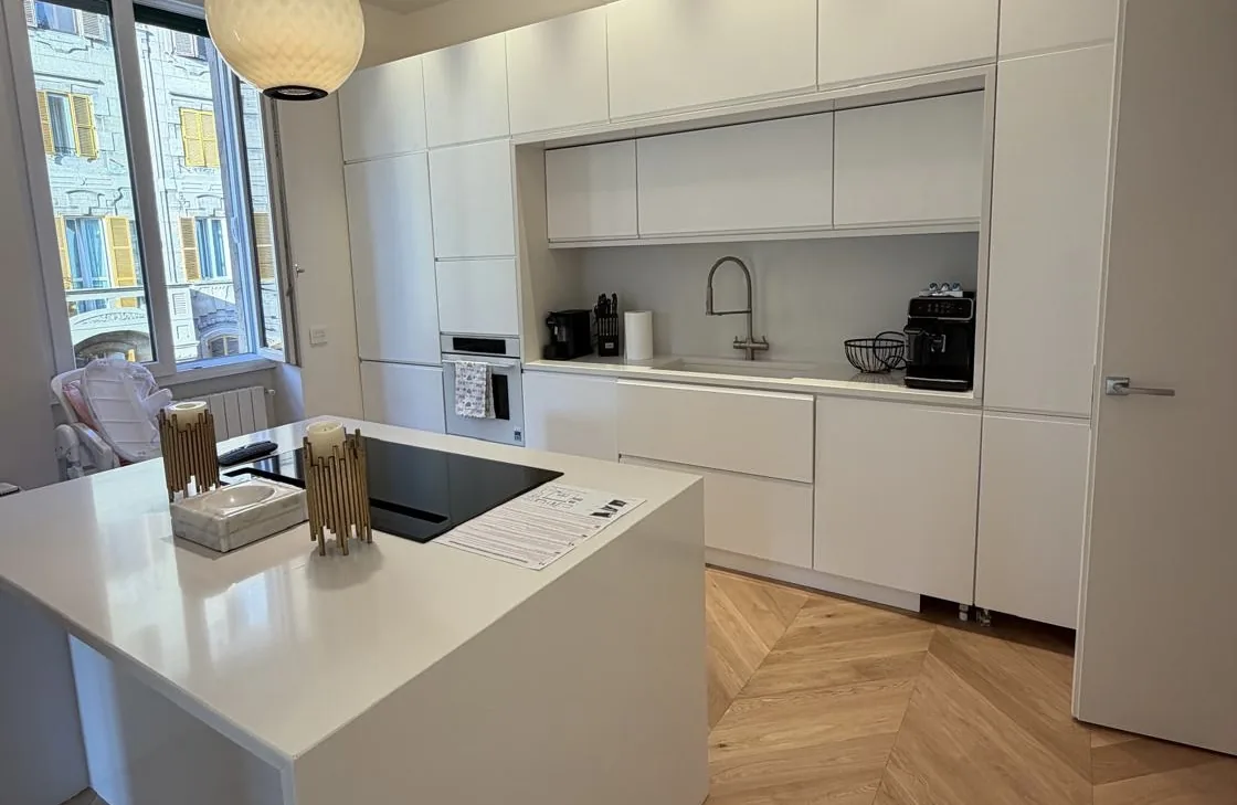 Cucina contemporanea con isola centrale e arredi su misura
